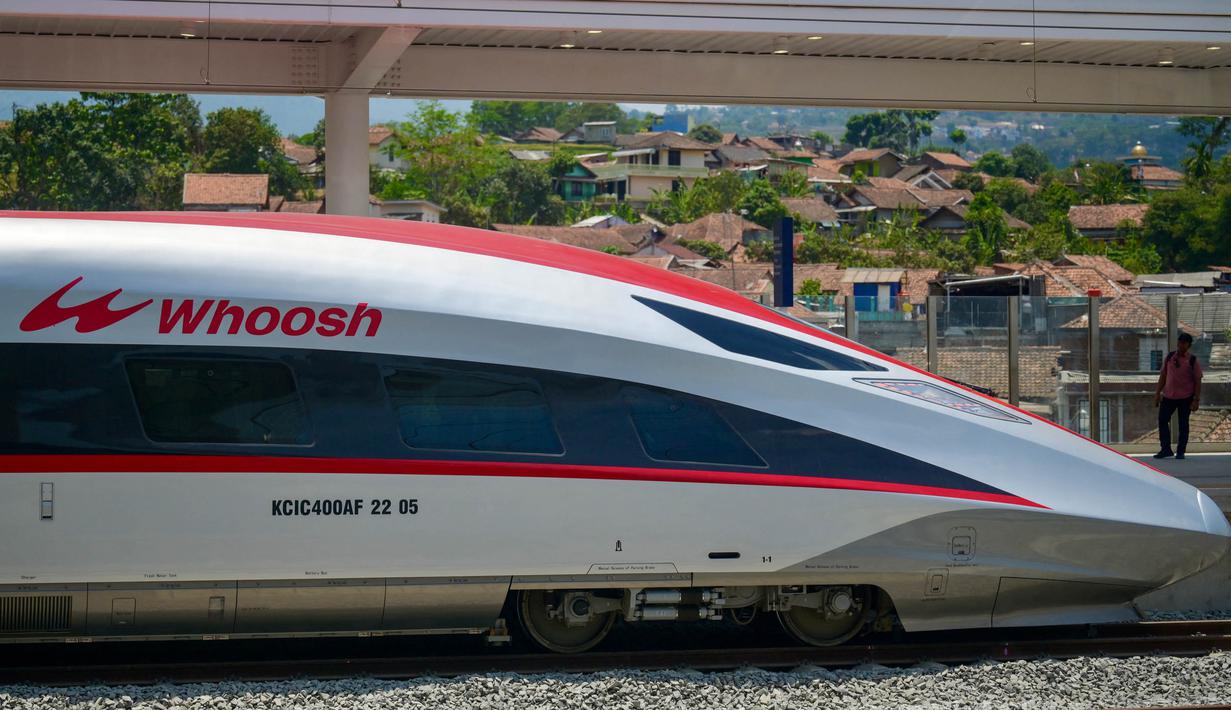Hingga pertengahan Oktober 2023, tiket Kereta Cepat Whoosh masih digratiskan untuk masyarakat. (BAY ISMOYO/AFP)