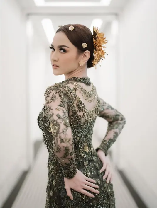 Melihat lebih dekat penampilan Mahalini, ia mengenakan kebaya dan rok batik rancangan Asky Febrianti. Foto: Instagram.
