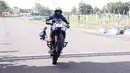 Atraksi motor yang dilakukan oleh, Muh Nur Iman  pada acara pembukaaan Yamaha Cup Race Seri 1 yang bertempat di Sirkuit Puncak Mario, Kabupaten Sidrap, Sulawesi Selatan. (Bola.com/Abdul Aziz)