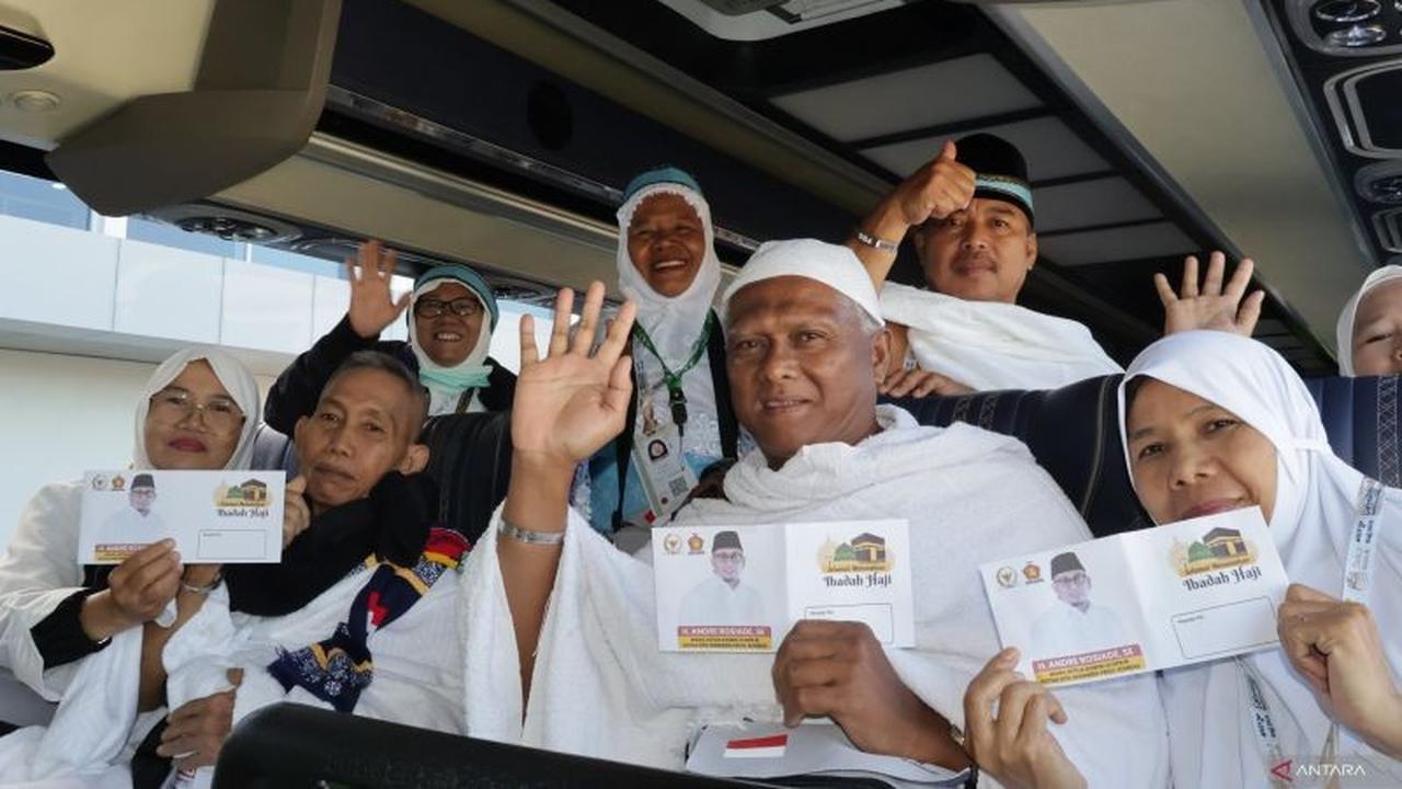 Anggota DPR Beri Tambahan Bantuan Uang Saku Calon Haji Padang Kloter Terakhir