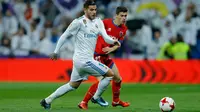 Pemain Real Madrid, Theo Hernandez dan pemain Numancia, Nacho Sanchez berebut bola pada leg kedua babak 16 besar Copa del Rey di Santiago Bernabeu, Kamis (11/1). Real Madrid lolos ke babak perempat final  dengan agregat skor 5-2. (AP/Francisco Seco)