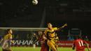 Gelandang Semen Padang, Yu Hyun Koo (tengah) berebut bola atas dengan penyerang Mitra Kukar, Rodrigo pada laga final Piala Jenderal Sudirman di Stadion GBK Jakarta, Minggu (24/1/2016). Ini pertemuan ketiga bagi kedua tim. (Liputan6.com/Helmi Fithriansyah)