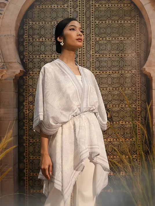 Alys Studio membuat blouse dengan karet yang stylish dan nyaman seharga Rp275.000 [Foto: Alys Studio]