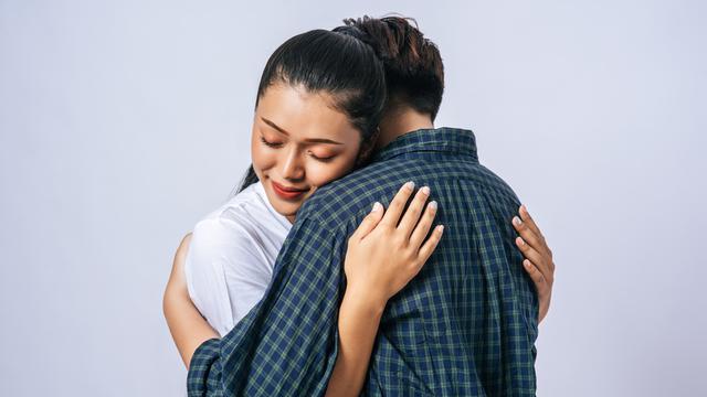 memeluk memaafkan pasangan