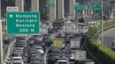 Sejumlah kendaraan roda empat terjebak macet di ruas Tol Dalam Kota, Jakarta, Senin (5/7/2021). Macet tersebut disebabkan karena adanya penutupan sejumlah pintu keluar tol dalam kota dalam masa PPKM Darurat. (Liputan6.com/Faizal Fanani)