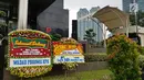 Karangan bunga untuk penyidik KPK Novel Bawesdan dipajang di Gedung KPK jelang kedatangannya, Jakarta, Kamis (22/2). (Liputan6.com/Herman Zakharia)
