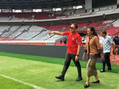 Ketua umum PSSI, Mochamad Iriawan, saat melakukan inspeksi ke Stadion Utama Gelora Bung Karno (SUGBK), Jakarta, Jumat (6/3/2020). Inspeksi tersebut untuk mengecek kesiapan SUGBK menjadi venue Piala Dunia U-20 2021. (Bola.com/Benediktus Gerendo Pradigdo)