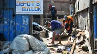 Sejumlah pedagang mulai mengosongkan tokonya di pasar ikan Penjaringan, Jakarta, usai menerima SP oleh Pemprov DKI Jakarta, Selasa (6/4/2016). (Liputan6.com/Yoppy Renato)