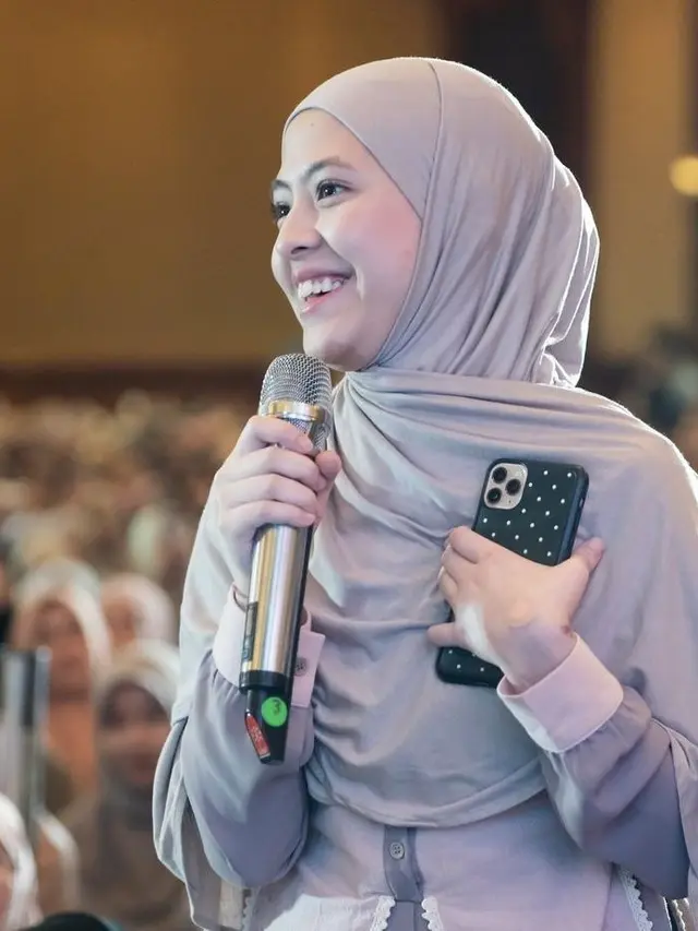 7 Momen Anggun Adhisty Zara Ikuti Kajian dengan Hijab, Tampil Memesona dan Inspiratif