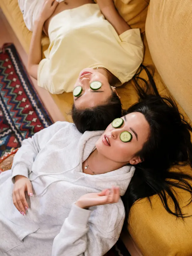 Lagi Gabut? Coba Perawatan Rumahan Ini Bareng Bestie Yuk!