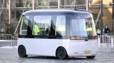 Sebuah bus Gacha tanpa supir, ditampilkan ke publik pada peluncuran perdananya di Helsinki, Finlandia, (8/3). Bus produksi negara Jepang dan Finlandia dikendalikan oleh robot yang didesain untuk semua kondisi cuaca. (Reuters/Heikki Saukkomaa & Lehtikuva)