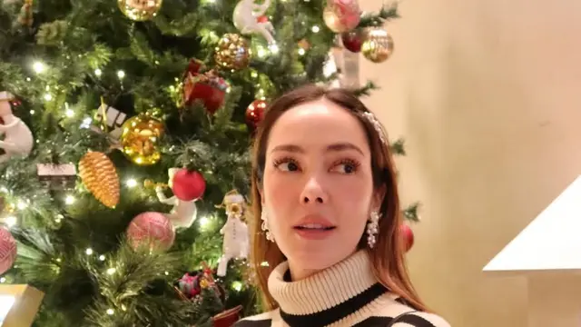 OOTD Cathy Sharon Rayakan Natal dan Liburan Akhir Tahun di Jepang dengan gaya musim dingin. [@cathysharon]