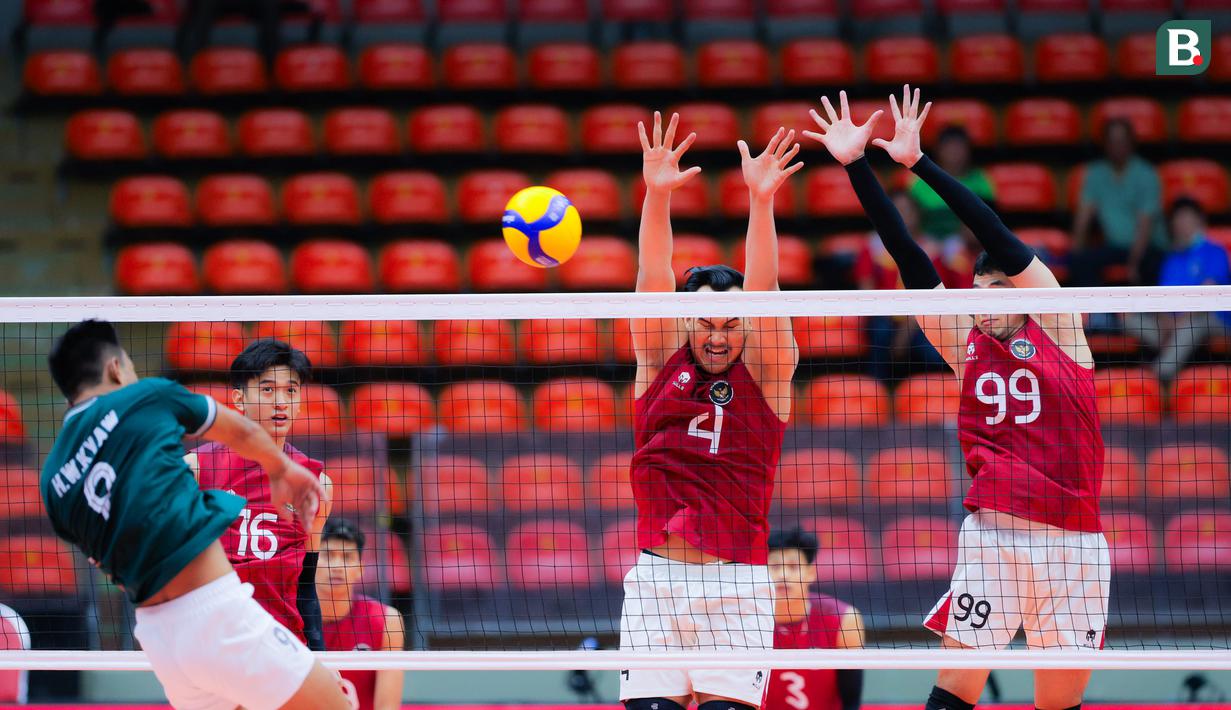Timnas voli putra Indonesia meraih kemenangan perdana di SEA Games 2025 dengan mengalahkan Myanmar, Senin (15/12/2025). (Bola.com/Bagaskara Lazuardi)