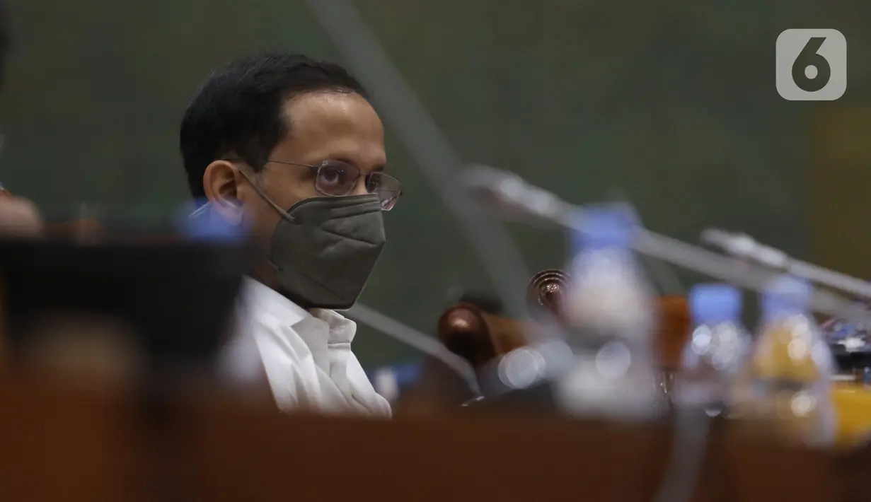 Mendikbudristek Nadiem Makarim mengikuti rapat kerja dengan Komisi X DPR di Kompleks Parlemen, Jakarta, Selasa (15/6/2021). Rapat membahas Rencana Kerja Pemerintah Kementerian/Lembaga (RKP K/L) dan Rencana Kerja Anggaran Kementerian/Lembaga (RKA K/L) tahun 2022. (Liputan6.com/Angga Yuniar)