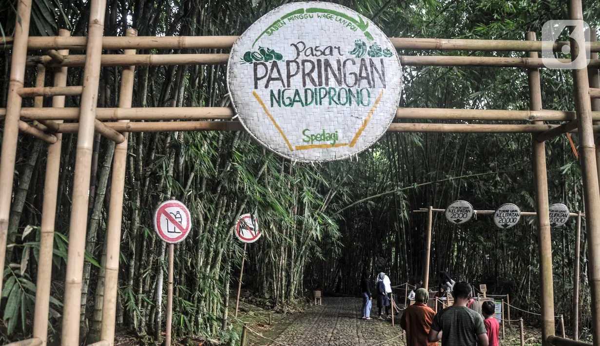 Gapura bambu Pasar Papringan, Ngadiprono, Kabupaten Temanggung, Jawa Tengah, Minggu (26/2/2023). Pasar Papringan Ngadiprono menggunakan pring atau bambu sebagai alat pembayaran bagi pengunjung dalam berbelanja. (merdeka.com/Iqbal S. Nugroho)
