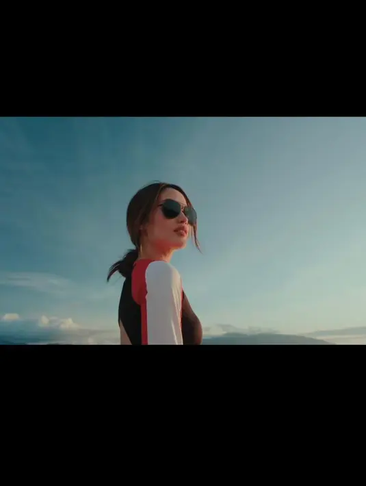 Ia mengenakan long sleeve top berwarna hitam, merah dan putih. Kemudian dipadukan dengan long pants berwarna merah dengan garis putih.  [Instagram/claurakiehl]