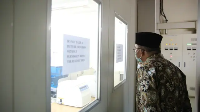 Menko PMK Muhadjir Effendy saat mengunjungi laboratorium Universitas Airlangga pada Selasa (16/6/2020) (Dok. Kemenko PMK)