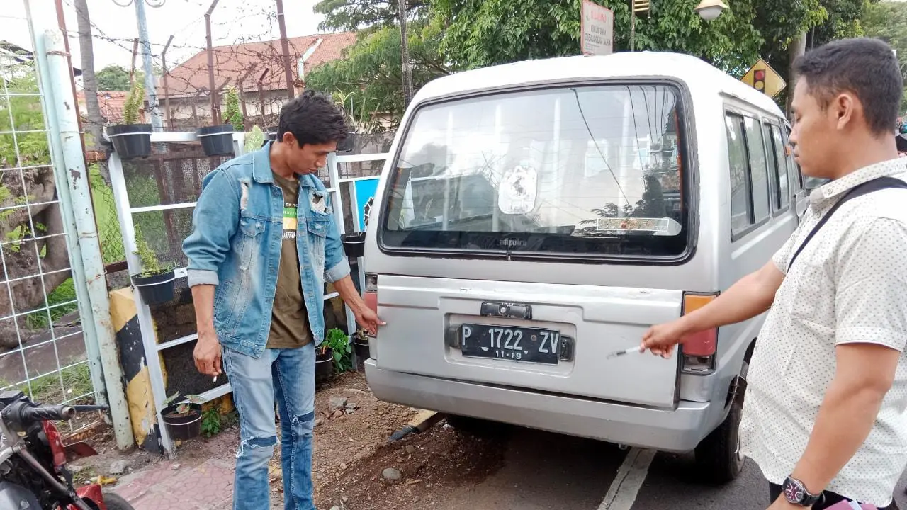 Mobil jenis Carry warna silver dengan nomor polisi P 1722 ZV yang terparkir di pingir jalan raya Sukowidi Banyuwangi (Istimewa)
