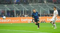 Pemain Inter Milan, Lautaro Martinez (tengah), mencetak gol untuk timnya dalam laga Serie A antara Inter Milan dan Cremonese di San Siro, Milan, Italia, Sabtu, 4 Oktober 2025. (AP Photo/Luca Bruno)