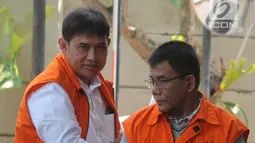 Direktur Pemasaran PTPN III (Persero) I Kadek Kertha Laksana (kiri) dan mantan Kasatker PJPA BWS Sumatera VII Bengkulu M Fauzi (kanan) tiba di Gedung KPK, Jakarta, Selasa (1/10/2019). Keduanya diperiksa sebagai tersangka untuk melengkapi berkas dugaan suap. (merdeka.com/Dwi Narwoko)