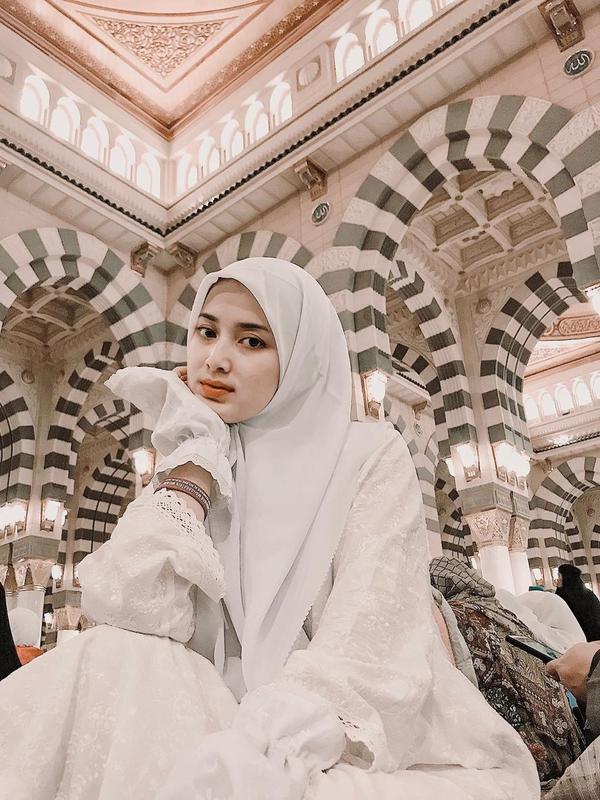 Rosiana Dewi berhijab (Sumber: Instagram/rsn.dw)