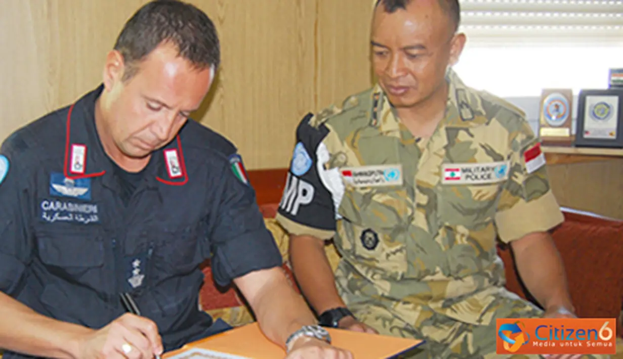 Citizen6, Lebanon: Pemberian Piagam Penghargaan di Ruang VIP Room Sector East Military Police Unit, UN Posn 7-3, Lebanon Selatan ini merupakan bentuk apresiasi yang sangat positif terhadap kinerja seluruh prajurit TNI. (Pengirim: Badarudin Bakri)