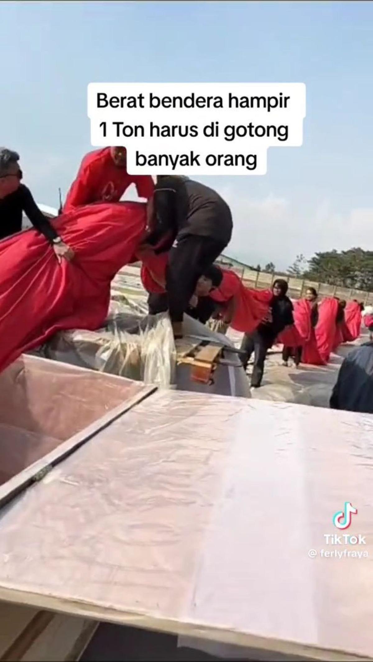 Dengan berat bendera hampir 1 ton, bendera ini pun harus digotong banyak orang untuk memasukkannya ke dalam kotak kayu.