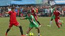Ramdani Lestaluhu (tengah) membela tim Putra Karbitan dalam laga tersebut. (Bola.com/Peksi Cahyo)
