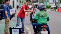 SIG menyediakan 100 porsi takjil gratis setiap hari selama bulan Ramadan 2025 pada penyelenggaraan Sundown Markette di Taman Softball GBK, Jakarta.