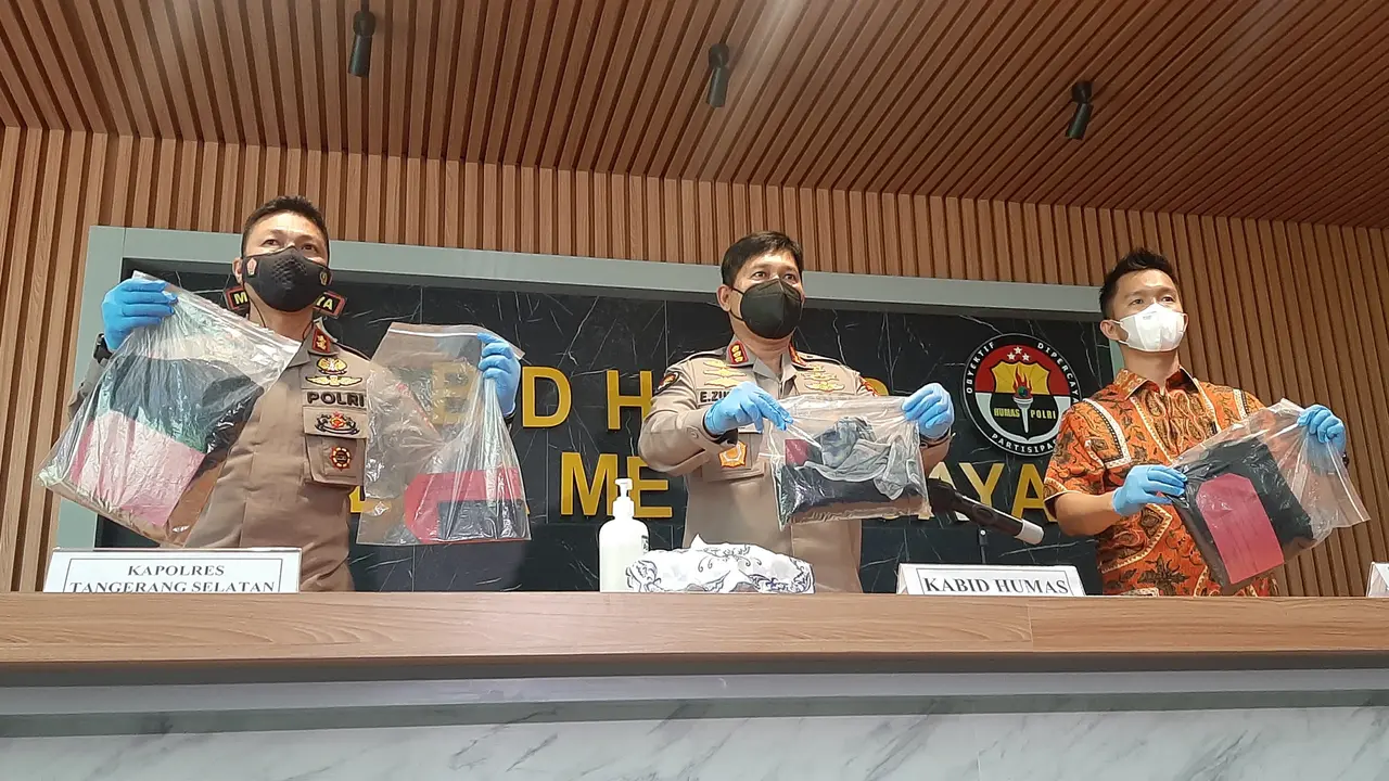 Konferensi pers Polda Metro Jaya terkait penangkapan pelaku pengancam penyebar foto-foto vulgar siswi di Tangerang Selatan