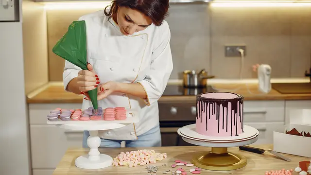 5 Cara Menghias Kue Tart Ulang Tahun bagi Pemula, Mudah dan Cantik