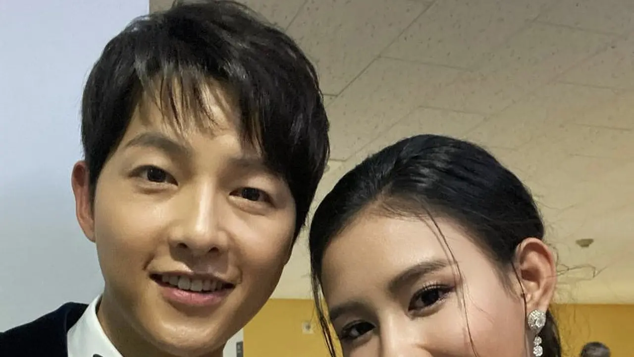 Shenina Cinnamon dan Song Joong Ki. (Instagram @shenacinnamon)