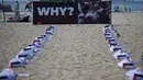 Kain kafan bertuliskan nama-nama anak-anak Palestina yang terbunuh di Gaza berbaris di pantai Copacabana sebagai bentuk solidaritas terhadap para korban perang antara Israel dan Hamas. (Carl DE SOUZA / AFP)