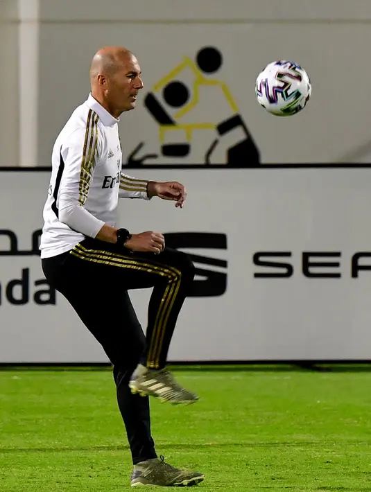 Pelatih Real Madrid, Zinedine Zidane  menjugling bola selama sesi pelatihan di King Abdullah Sport City di kota pelabuhan Arab Saudi, Jeddah (7/1/2020). Real Madrid akan bertanding melawan Valencia pada semifinal Piala Super Spanyol pada Kamis (9/1/2020) dini hari WIB. (AFP/Giuseppe Cacace)