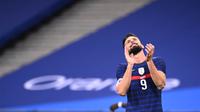 Ekspresi striker Prancis, Olivier Giroud, saat melawan Finlandia pada laga uji coba di Stadion Stade de France, Rabu (11/11/2020). Prancis takluk dengan skor 0-2. (AFP/Franck Fife)