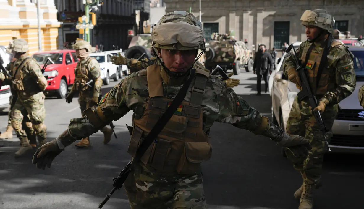 Namun, upaya tersebut tidak lama. Beberapa saat kemudian, para tentara dan tank itu mundur dari alun-alun.  (AP Photo/Juan Karita)