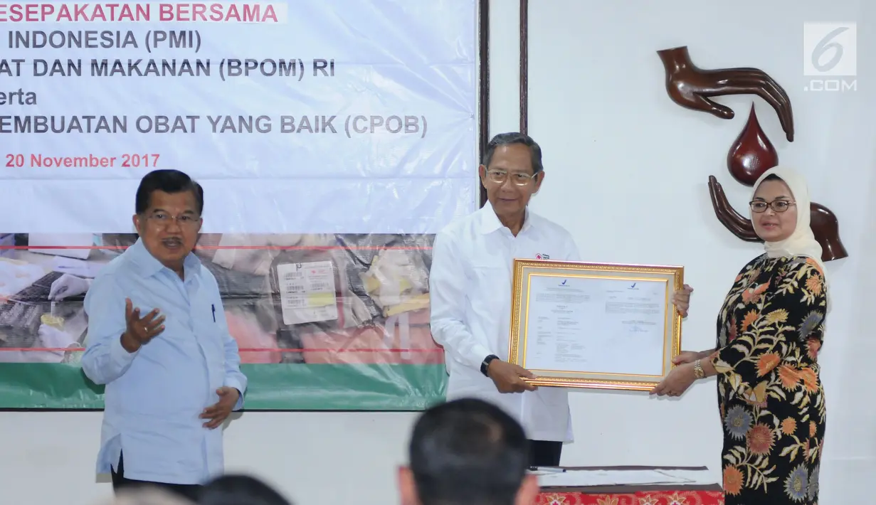 Wakil Presiden RI, Jusuf Kalla (kiri) saat menyaksikan penandatanganan kesepakatan bersama antara PMI dan BPOM di Jakarta, Senin (20/11). Kepala BPOM juga menyerahkan sertifikat cara pembuatan obat yang baik kepada PMI. (Liputan6.com/Helmi Fithriansyah)