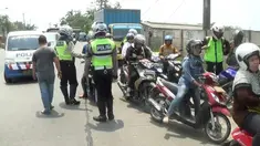 Dituduh lari dari razia operasi zebra seorang Sopir terlibat adu mulut dengan petugas polisi.