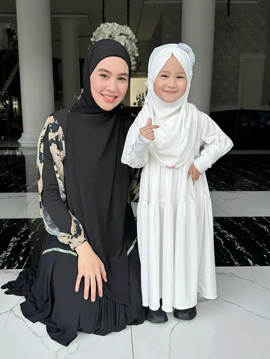 "Jadi kalau Khalisa puasa tiga tahun, berarti di keluarga ini dia yang rekor. Alhamdulillah, tapi sesuai kemampuannya," Kata Habib. [Instagram/kartikaputriworld]