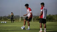 Pemain Timnas Indonesia U-20 Kadek Arel Priyatna saat sesi latihan di Bali United Training Center pada Rabu pagi (30/10/2024) (Bola.com/Alit Binawan)