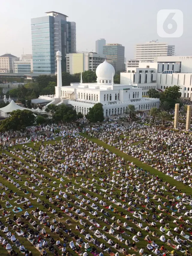 Apa Hukumnya Sholat Jumat di Hari Raya Idul Fitri? Mengingat Umat Muslim Sudah Melaksanakan Sholat Idul Fitri di Pagi Hari. Apakah Tetap Wajib Sholat Jumat bagi yang Telah Sholat Idul Fitri? Lebaran versi Muhammadiyah Jatuh pada 21 April 2023 (Liputan6.com/Helmi Fithriansyah)