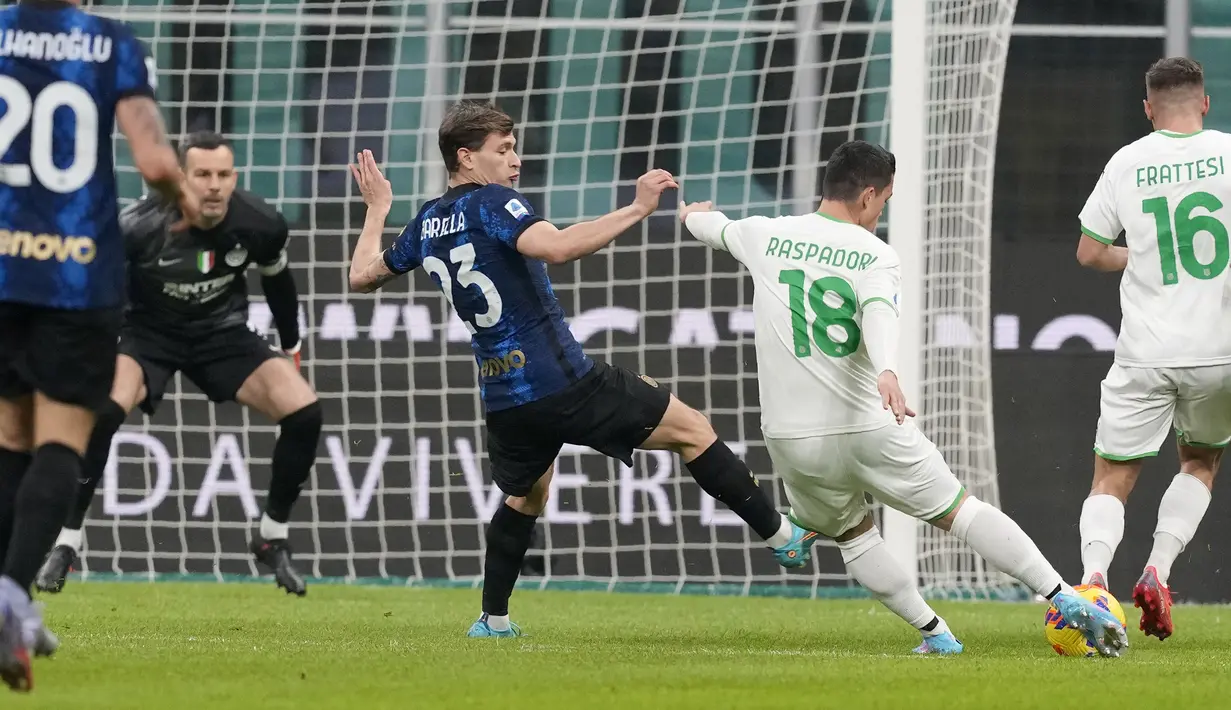 Pada menit ke-8 Sassuolo mencetak gol pertamanya. Gol dicetak Giacomo Raspadori lewat sepakan keras kaki kanan usai menerima umpan Domenico Berardi. Bola bersarang usai melewati sela-sela kaki Samir Handanovic. (AP/Antonio Calanni)