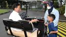 <p>Presiden Joko Widodo atau Jokowi mengemudikan mobil golf sambil menyapa masyarakat yang berada di area sekitar Istana Kepresidenan Yogyakarta pada Selasa 3 Mei 2022. Pada hari kedua lebaran, Jokowi bermain bersama cucu-cucunya di halaman Istana Kepresidenan. (Foto: Lukas - Biro Pers Sekretariat Presiden)</p>