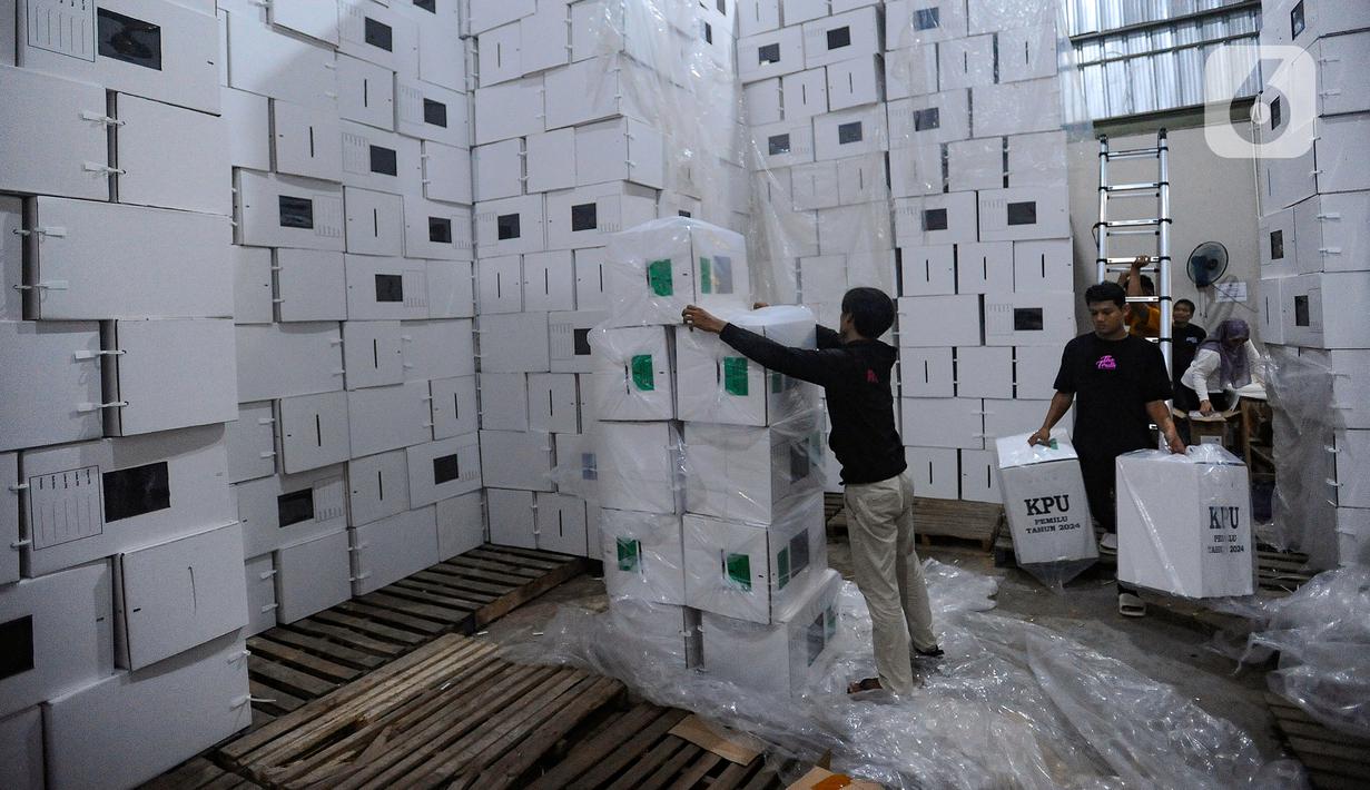 Selain itu, setiap orang termasuk petugas pelipat, anggota Bawaslu, bahkan anggota KPU yang ingin memasuki area logistik surat suara juga tidak diperkenankan membawa tas. (merdeka.com/Arie Basuki)