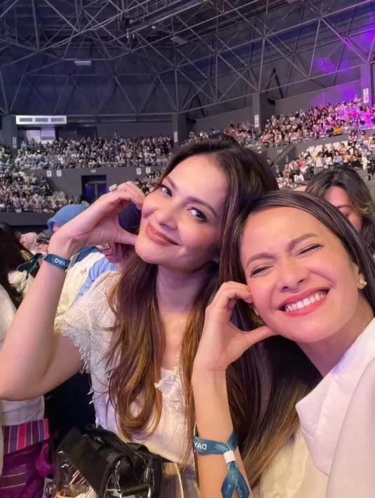 Sering disebut kembaran alias sebelas-dua belas. Keduanya juga sering berpakaian kompak. Apalagi ditambah pose yang sama kayak gini, ya! [Foto: Instagram @ersamayori]