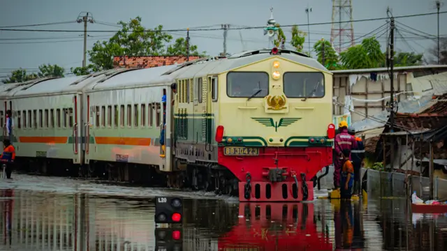 KAI menyatakan, kereta api sudah dapat melintas kembali di lintasan utama dengan pengaturan kecepatan dan pengamanan sesuai standar keselamatan pada Senin, (19/1/2026). (Foto: KAI)