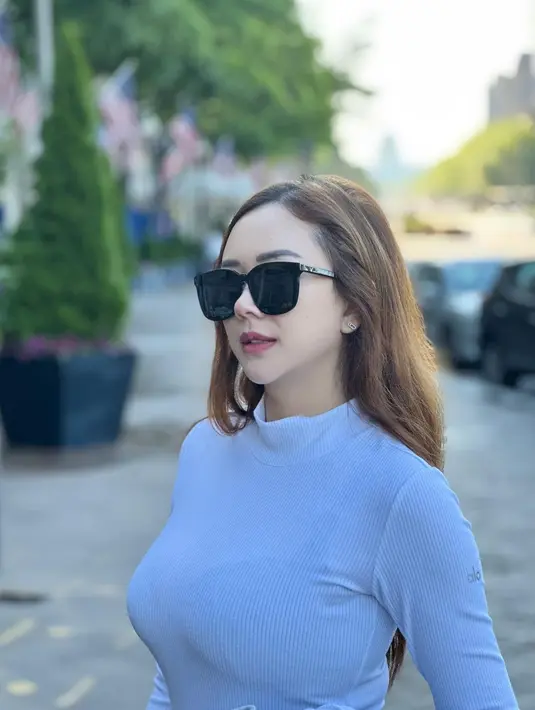 Sejak resmi cerai dengan Eryck Amaral tahun 2021 lalu, Aura Kasih hingga kini masih betah sendiri. Ia mengaku selalu membuka hati untuk pria yang akan mendekati. Namun, perempuan seorang anak itu tak ingin lagi pacaran, melainkan langsung menikah. [Instagram/aurakasih]