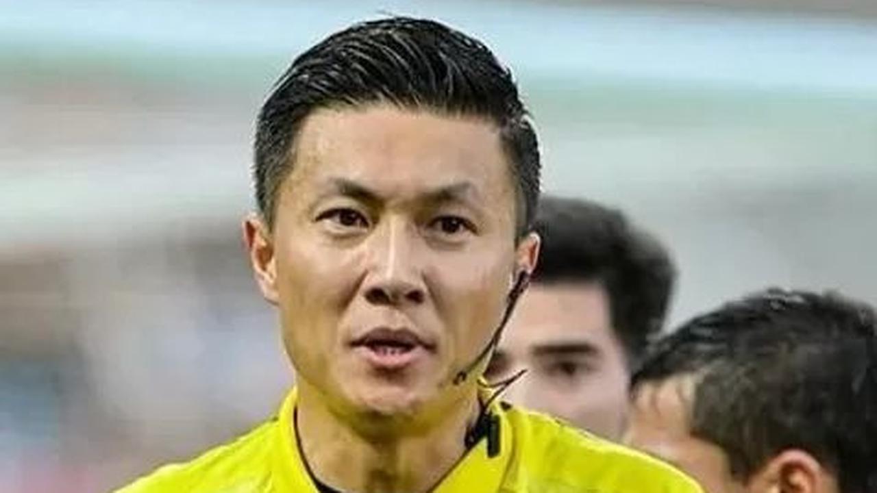 Selama karier sebagai wasit internasional, Shen dikenal dengan pengambilan keputusan yang tegas di lapangan, meski kadang dianggap kontroversial.<br>