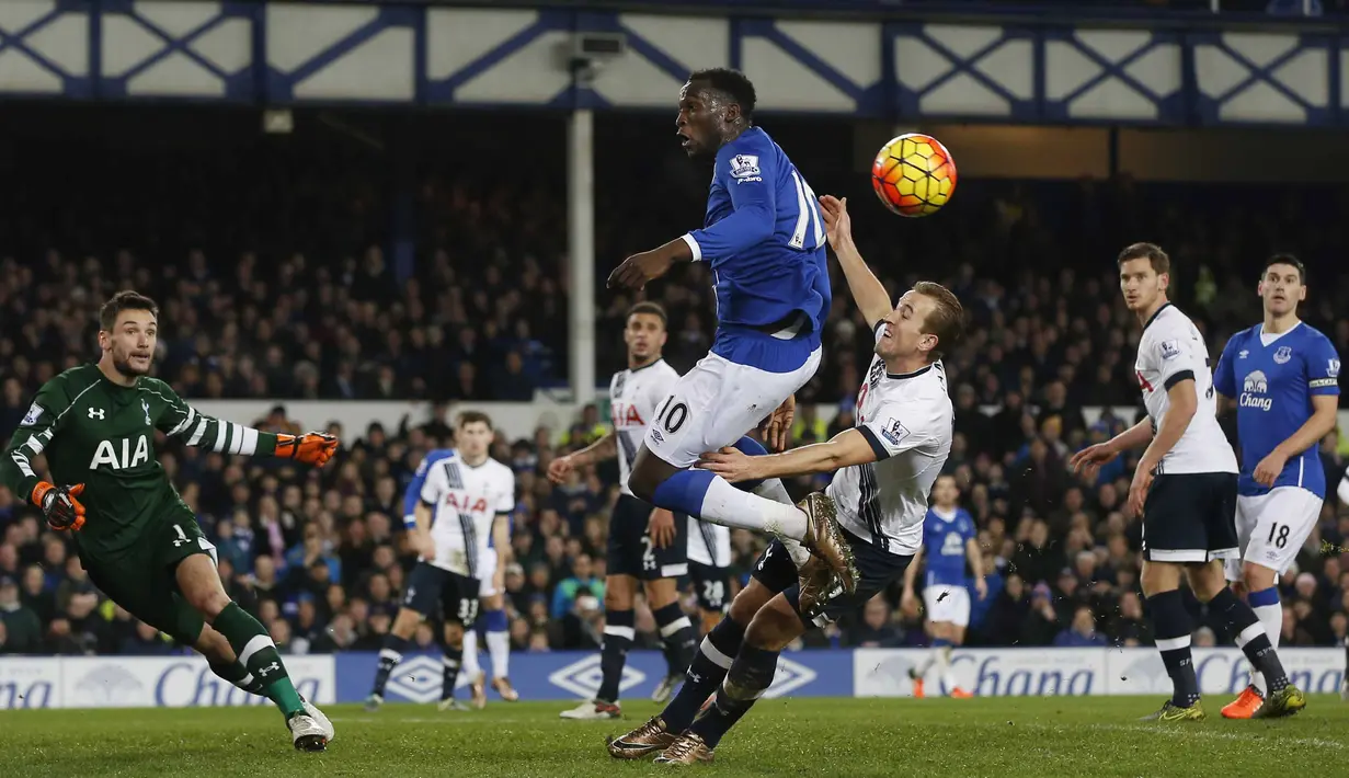  Pemain Everton, Romelu Lukaku berebut bola dengan pemain Tottenham, Harry Kane pada lanjutan Liga Premier Inggris di Stadion Goodison Park, Liverpool, Senin(4/1/2016) dini hari WIB.  (Reuters/Andrew Yates)