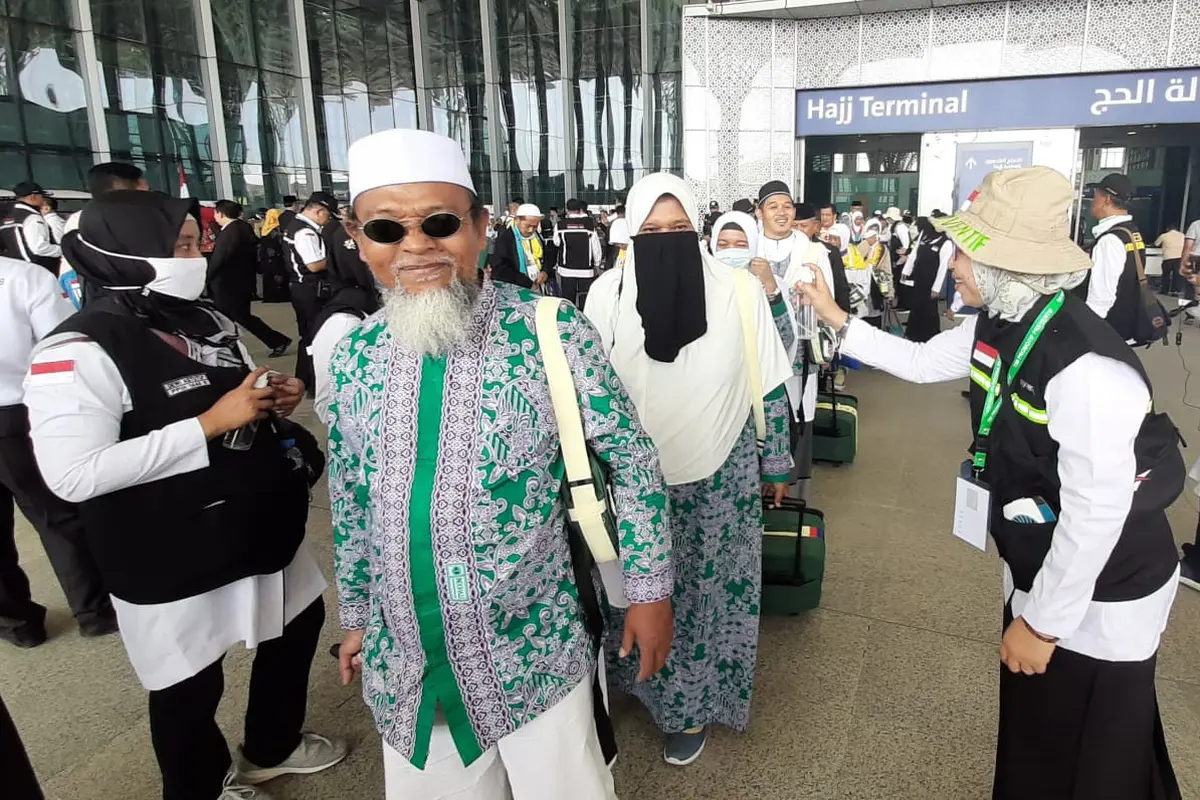 Sebanyak 449 jemaah haji Indonesia yang berasal dari embarkasi Surabaya, Jawa Timur tiba di Bandara Prince Mohamed bin Abdul Aziz pada Sabtu (6/7/2019), Darmawan/MCH